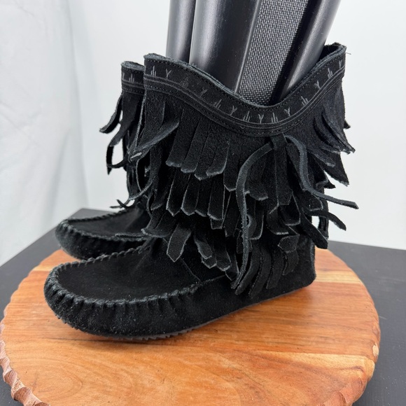 MANITOBAH Fringe Black Suede Women's Boots
moccasin dancer 9” sz 8 - Picture 3 of 7